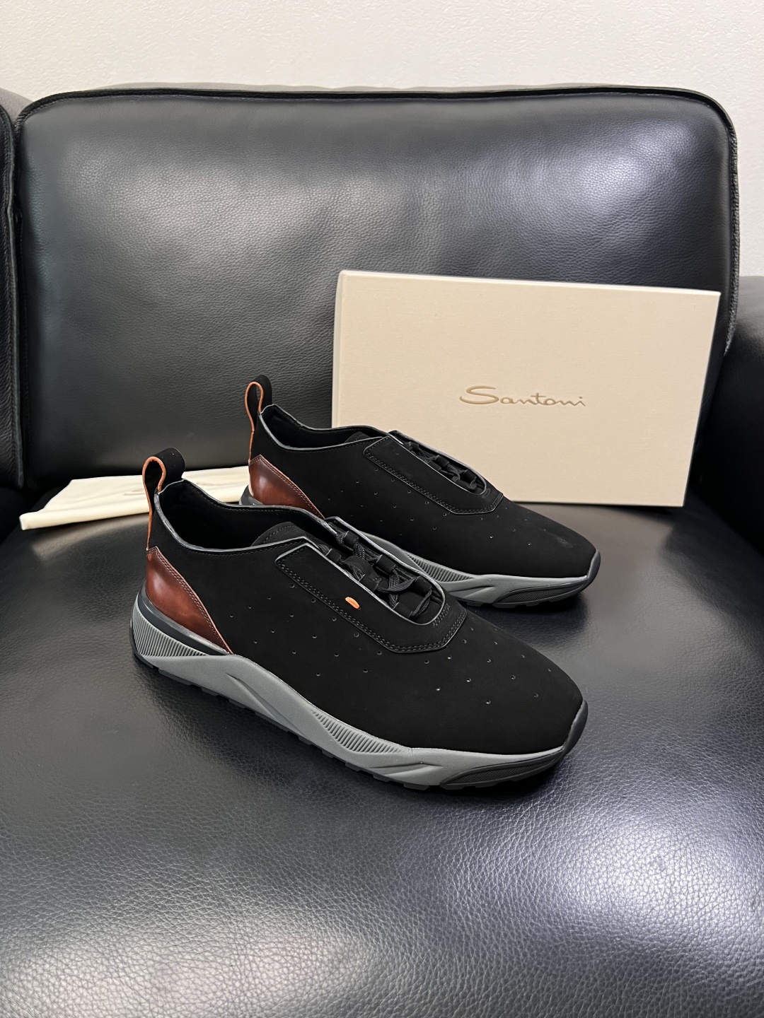 NO:851242,Only code exchanges will not be returned. Santoni high-quality Santoni top handicrafts. New products at the counter are synchronized. Uppers are imported cowhide patchwork fabrics from Italy. Imported water-dyed cowhide inner pads. Original soles are specially provided by the original factory. Exclusive molded soles are super comfortable. Original factory and single goods. High quality. Welcome to compare. Code number 39-44,,cowhide19860909只换码不退 Santoni 高品质 圣东尼顶级工艺品 专柜新品同步,鞋面意大利进口牛皮拼布面料,进口水染牛皮内里垫,鞋底原厂特供原版底,独家活动成型底超级舒适,原厂跟单货, 高品质,欢迎对比,码数 39-44,,cowhide,Men's shoes