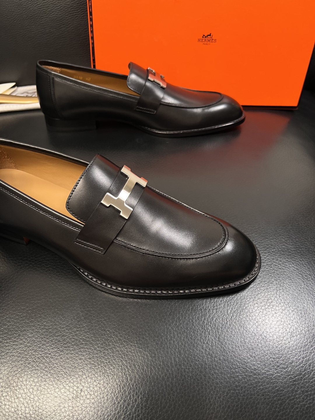 Hermes  高品质  顶级工艺品 爱马仕 皮鞋专柜同步 原厂配置，意大利进口原版牛皮面料，透气舒适进
