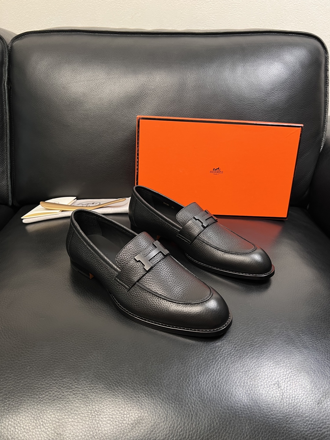 NO:851570,Hermes High-quality top crafts Hermes Leather Shoe Counter Synchronization Original factory configuration, original cowhide fabric imported from Italy, breathable and comfortable imported water-dyed cowhide lining, original soles specially provided by the factory and super comfortable, original factory and single goods are welcome to compare, code number 39-44 (order 38 45 46),, hermes, hermes, cowhide19860909Hermes 高品质 顶级工艺品 爱马仕 皮鞋专柜同步 原厂配置,意大利进口原版牛皮面料,透气舒适进口水染牛里垫,鞋底原厂特供原版底超级舒适,原厂跟单货 欢迎对比,码数 39-44（订 38 45 46),,hermes,hermes,cowhide,Men's shoes