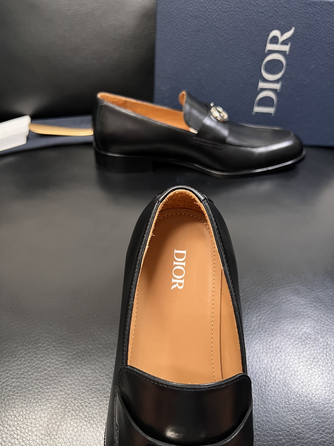 Dior  高品质  顶级工艺品  迪奥  皮鞋系列专柜同步原厂配置，意大利进口牛皮，全进口水染牛皮里垫