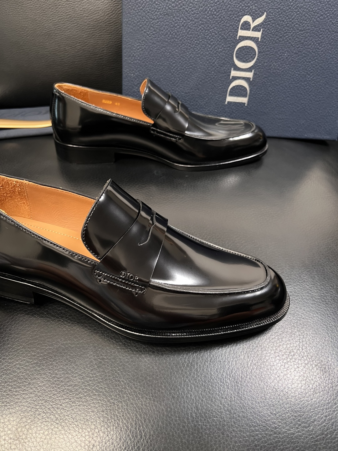 Dior  高品质  顶级工艺品  迪奥  皮鞋系列专柜同步原厂配置，意大利进口牛皮，全进口水染牛皮里垫