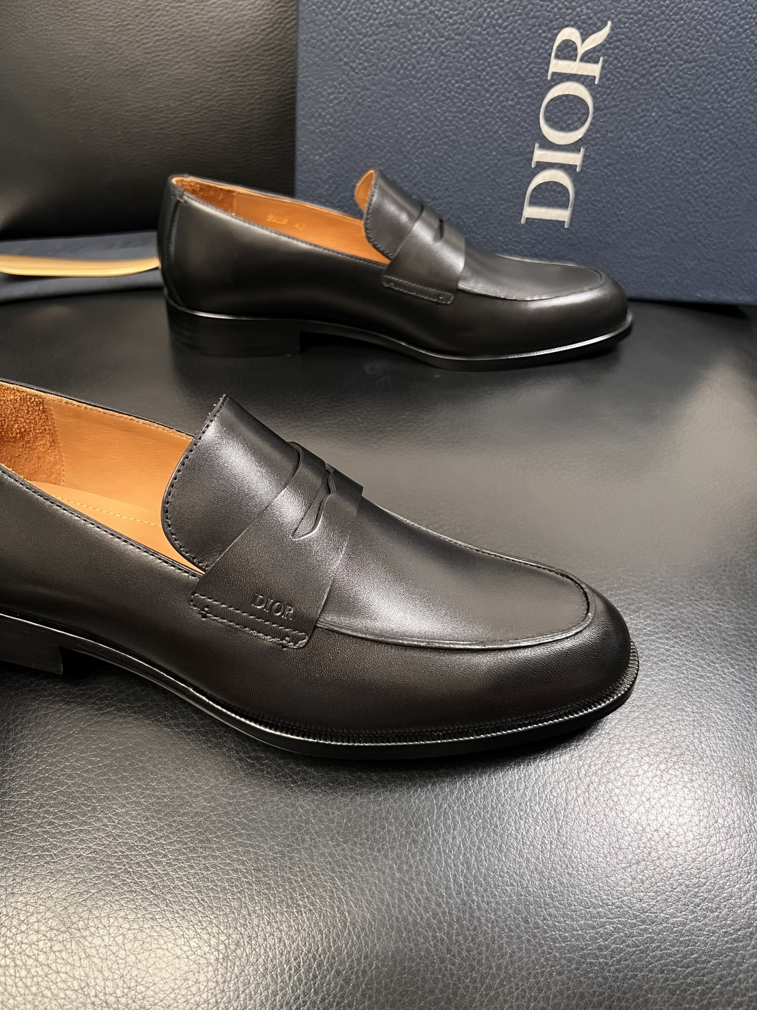 Dior  高品质  顶级工艺品  迪奥  皮鞋系列专柜同步原厂配置，意大利进口牛皮，全进口水染牛皮里垫