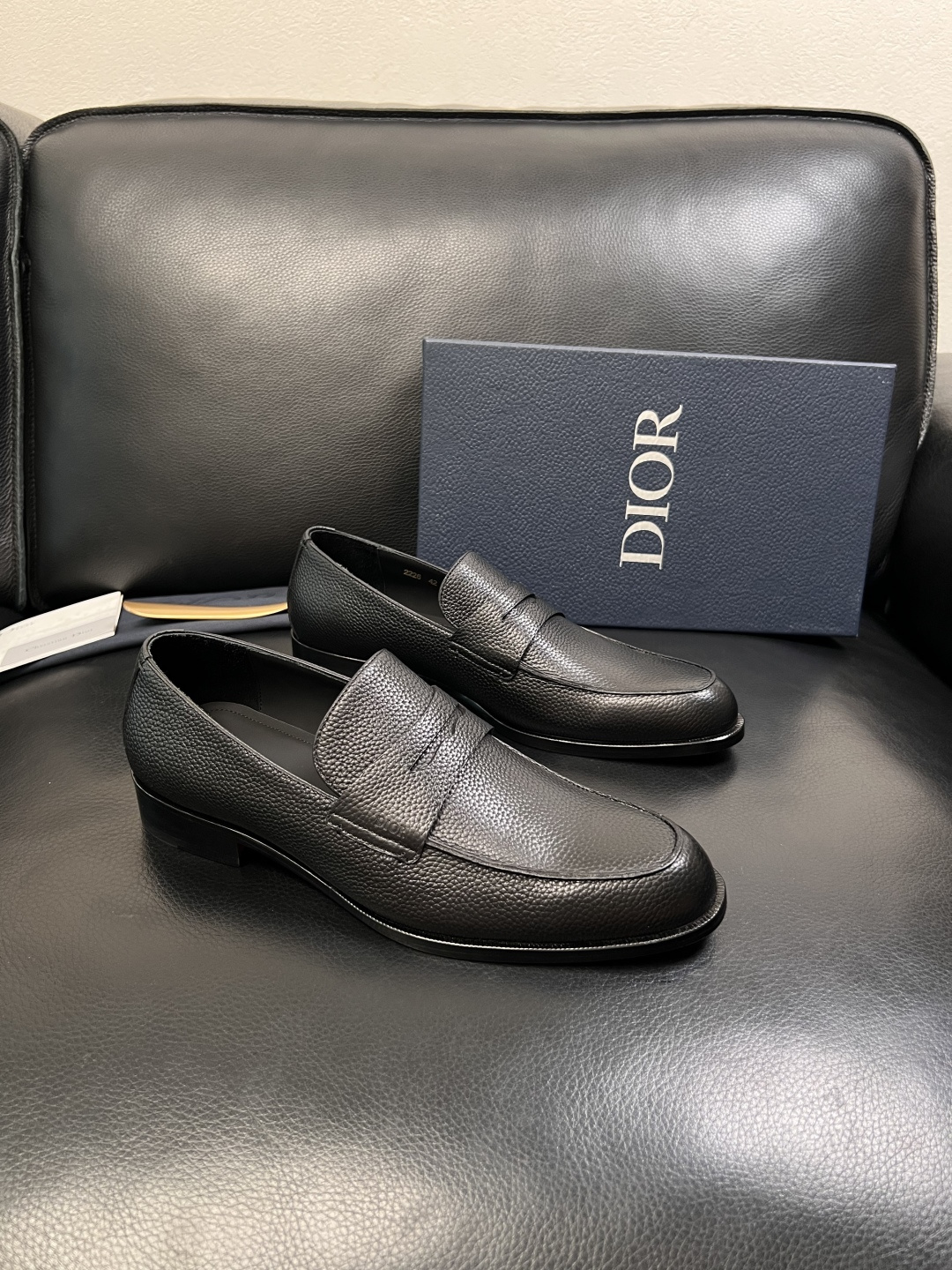 Dior  高品质  顶级工艺品  迪奥  皮鞋系列专柜同步原厂配置，意大利进口牛皮，全进口水染牛皮里垫