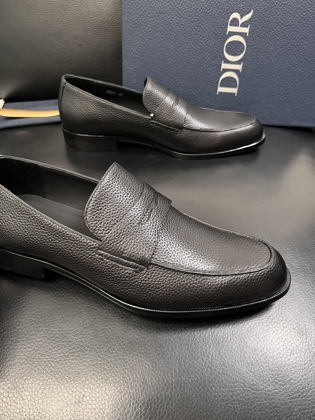 Dior  高品质  顶级工艺品  迪奥  皮鞋系列专柜同步原厂配置，意大利进口牛皮，全进口水染牛皮里垫