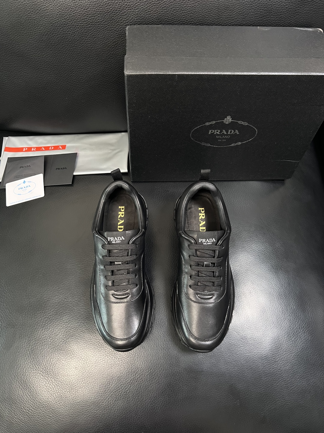 PRADA  高品质  顶级工艺品 普拉达 专柜同步 原厂配置，意大利进口原版牛皮，透气舒适进口水染牛里