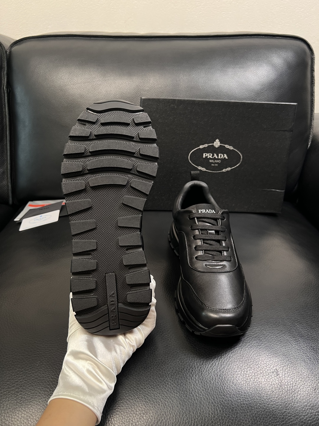 PRADA  高品质  顶级工艺品 普拉达 专柜同步 原厂配置，意大利进口原版牛皮，透气舒适进口水染牛里