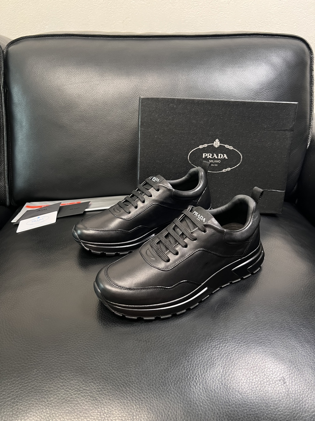PRADA  高品质  顶级工艺品 普拉达 专柜同步 原厂配置，意大利进口原版牛皮，透气舒适进口水染牛里