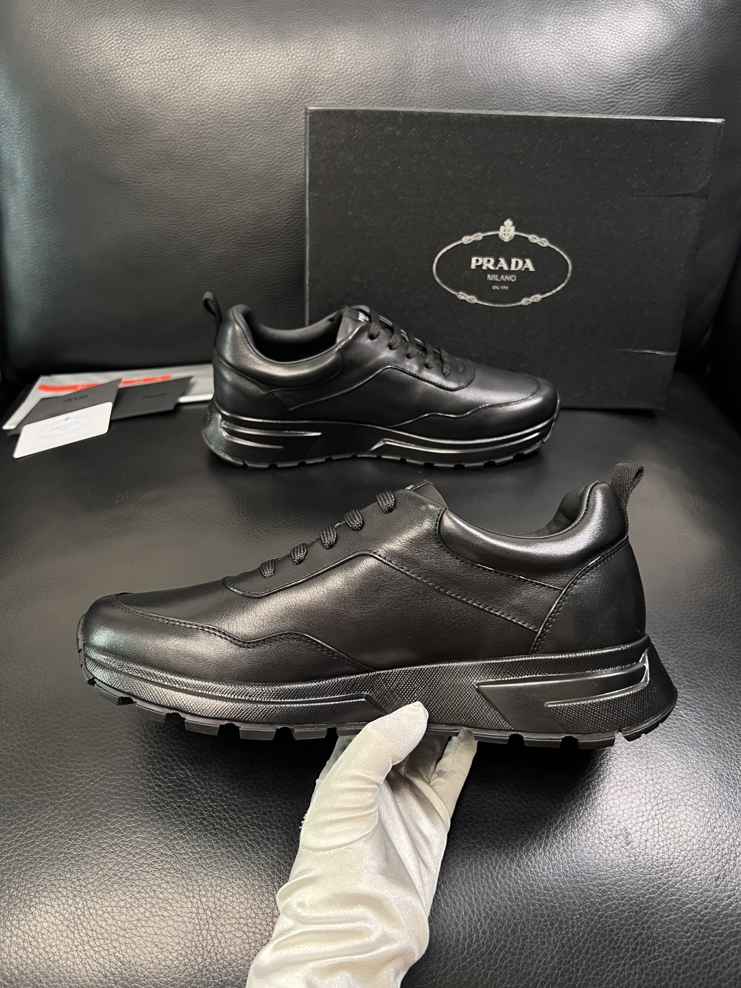 PRADA  高品质  顶级工艺品 普拉达 专柜同步 原厂配置，意大利进口原版牛皮，透气舒适进口水染牛里
