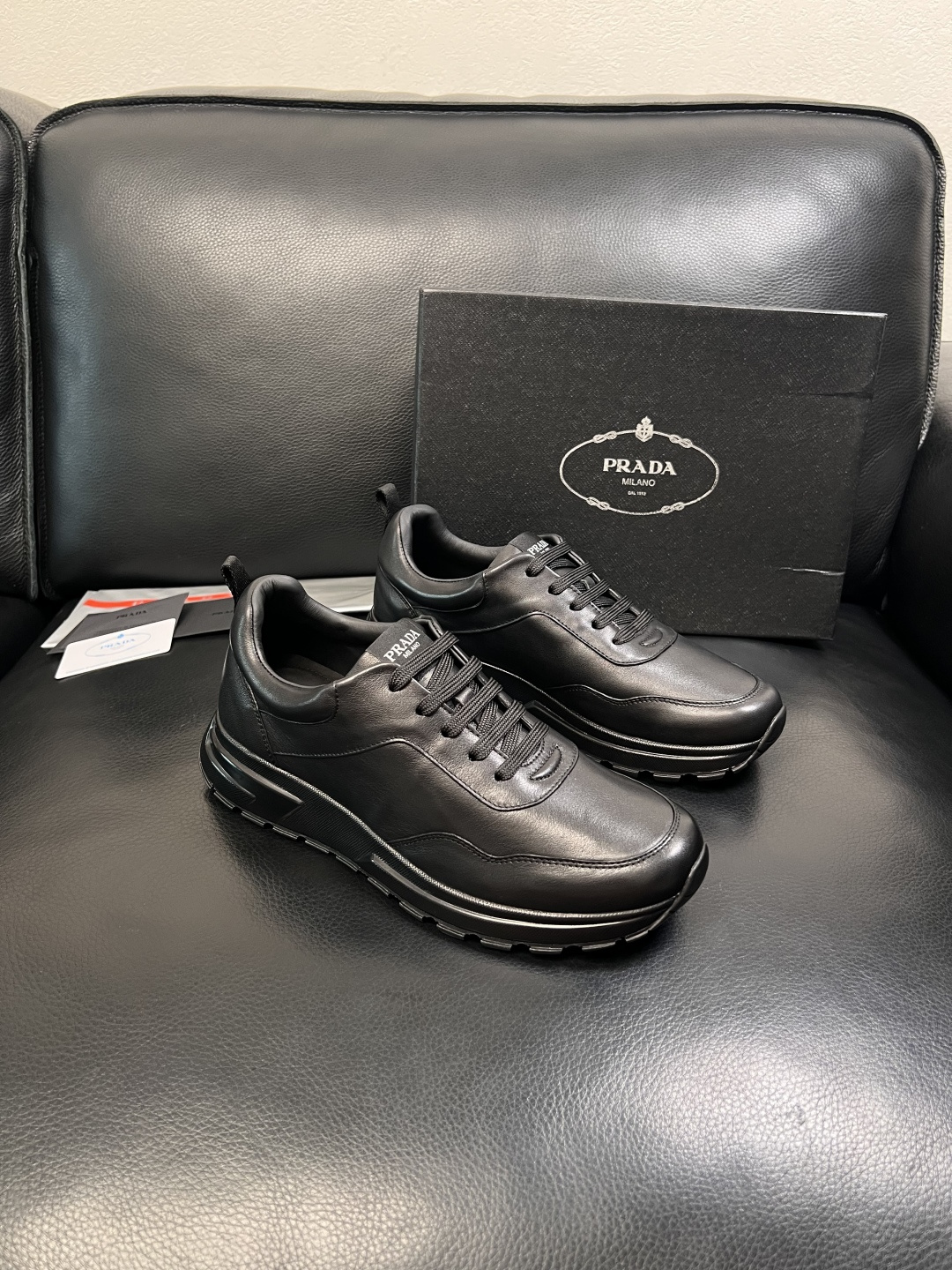 PRADA  高品质  顶级工艺品 普拉达 专柜同步 原厂配置，意大利进口原版牛皮，透气舒适进口水染牛里