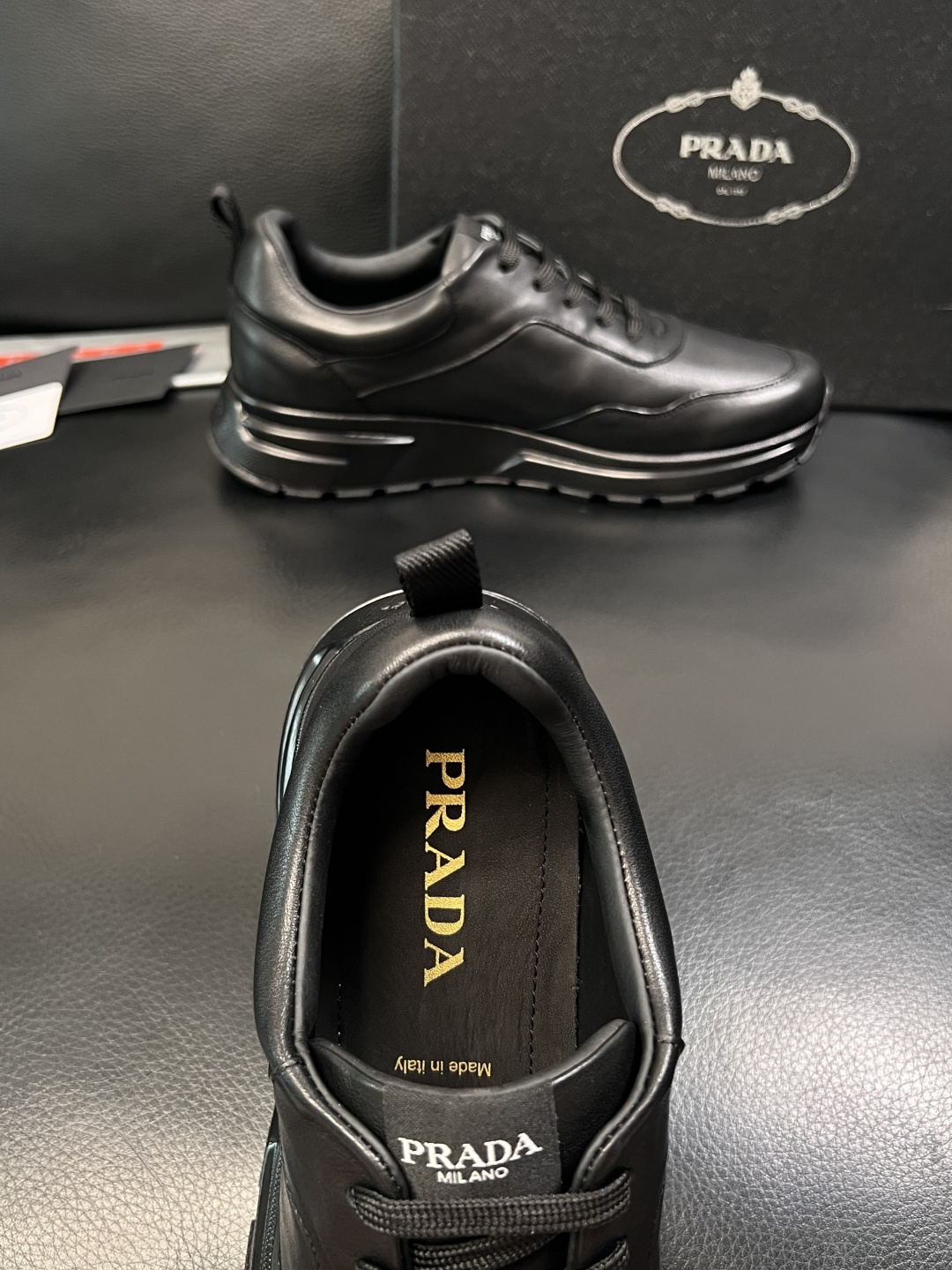 PRADA  高品质  顶级工艺品 普拉达 专柜同步 原厂配置，意大利进口原版牛皮，透气舒适进口水染牛里