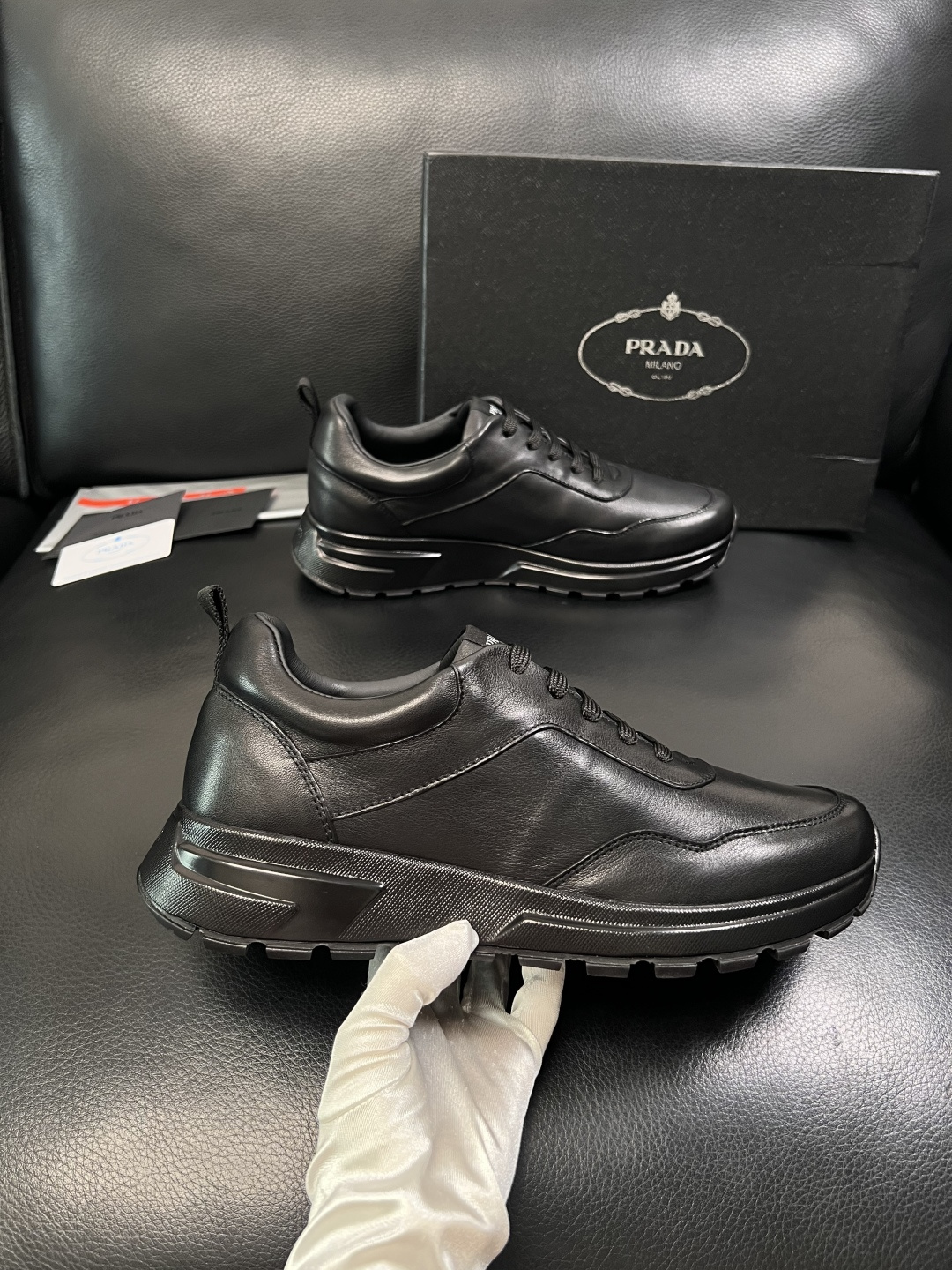 PRADA  高品质  顶级工艺品 普拉达 专柜同步 原厂配置，意大利进口原版牛皮，透气舒适进口水染牛里