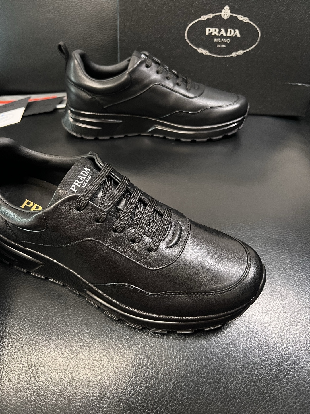 PRADA  高品质  顶级工艺品 普拉达 专柜同步 原厂配置，意大利进口原版牛皮，透气舒适进口水染牛里