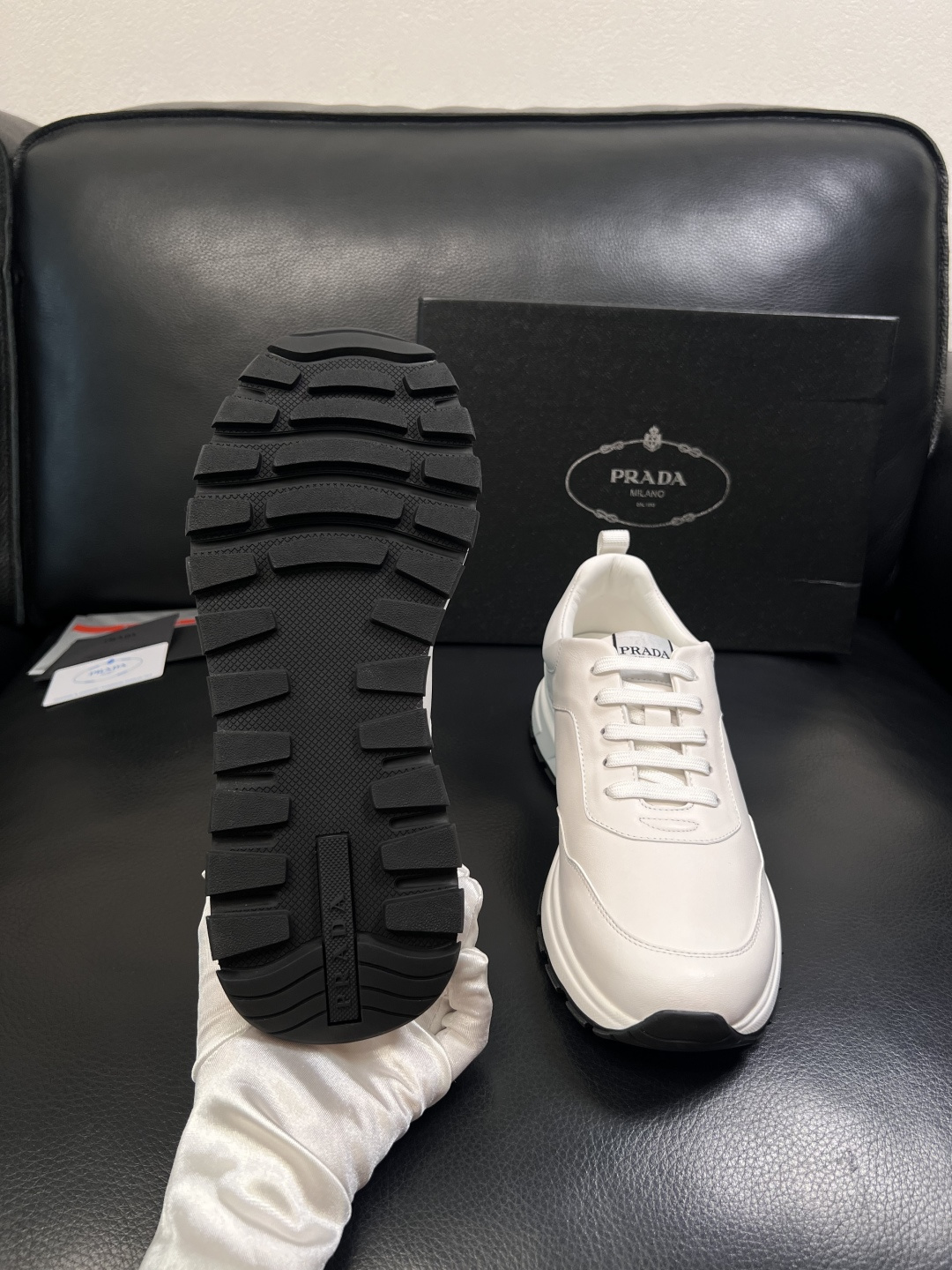 PRADA  高品质  顶级工艺品 普拉达 专柜同步 原厂配置，意大利进口原版牛皮，透气舒适进口水染牛里