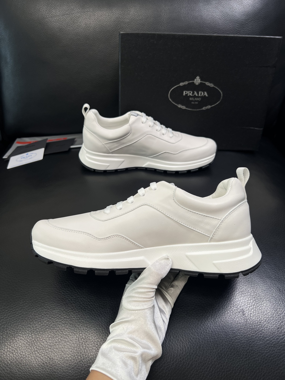 PRADA  高品质  顶级工艺品 普拉达 专柜同步 原厂配置，意大利进口原版牛皮，透气舒适进口水染牛里