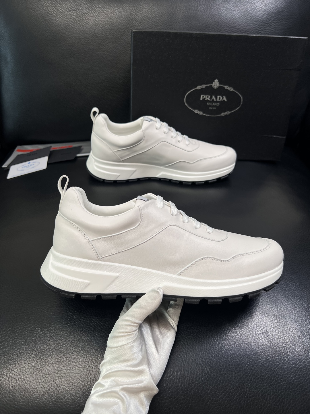 PRADA  高品质  顶级工艺品 普拉达 专柜同步 原厂配置，意大利进口原版牛皮，透气舒适进口水染牛里