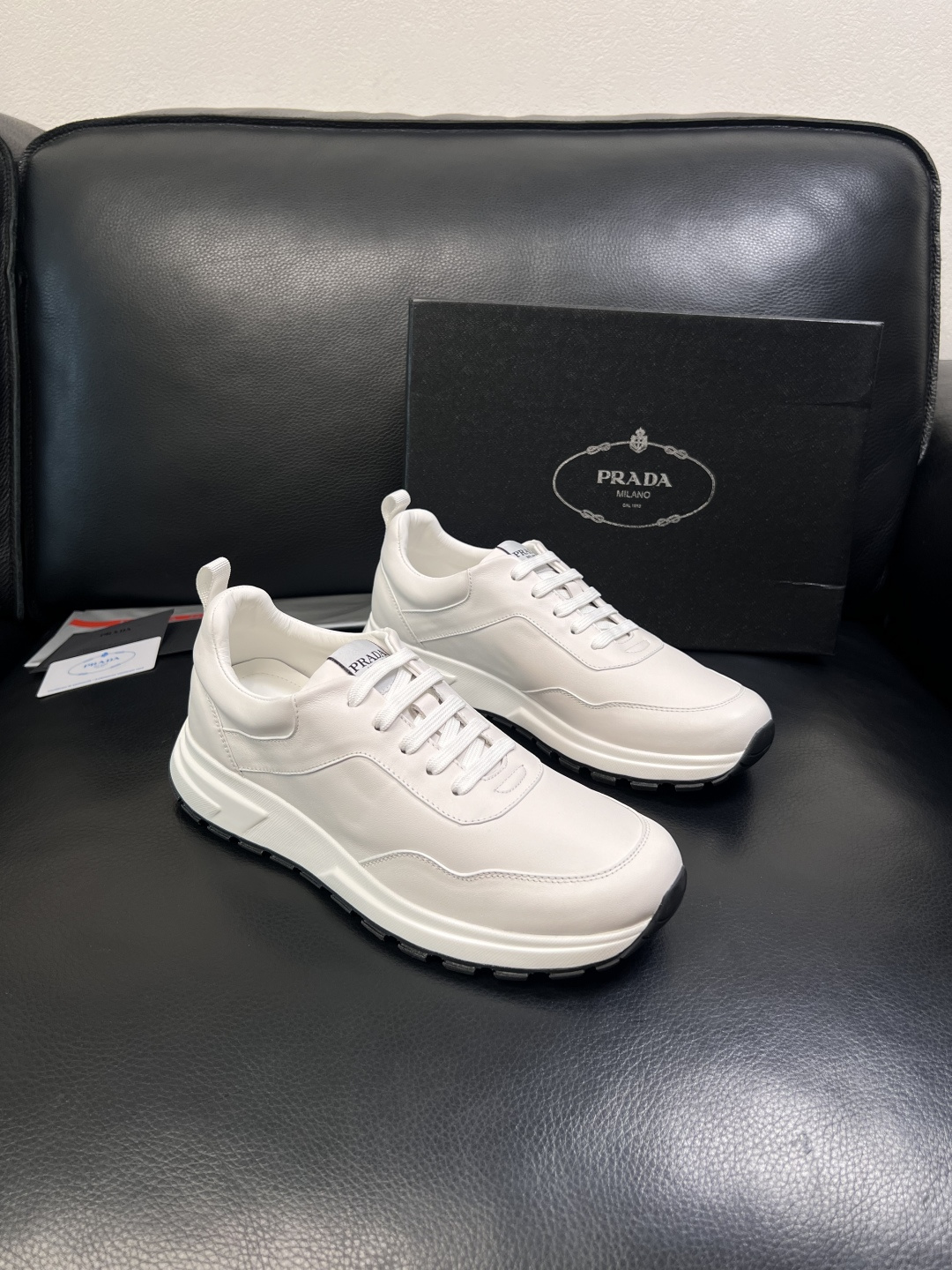 PRADA  高品质  顶级工艺品 普拉达 专柜同步 原厂配置，意大利进口原版牛皮，透气舒适进口水染牛里