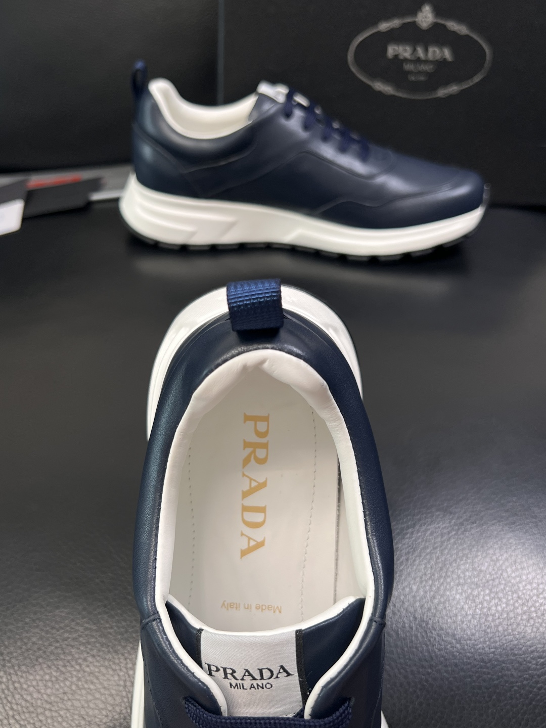 PRADA  高品质  顶级工艺品 普拉达 专柜同步 原厂配置，意大利进口原版牛皮，透气舒适进口水染牛里