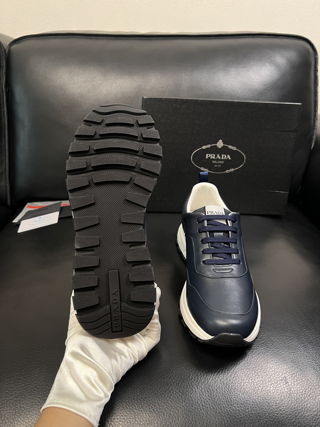 PRADA  高品质  顶级工艺品 普拉达 专柜同步 原厂配置，意大利进口原版牛皮，透气舒适进口水染牛里