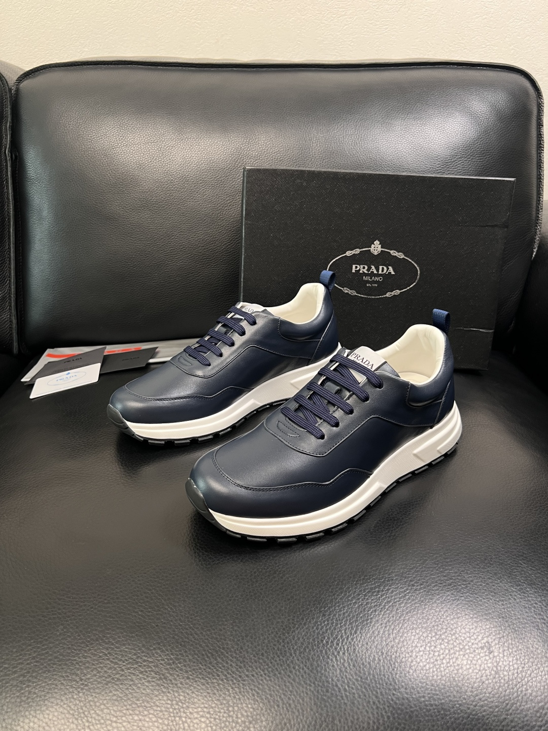 PRADA  高品质  顶级工艺品 普拉达 专柜同步 原厂配置，意大利进口原版牛皮，透气舒适进口水染牛里