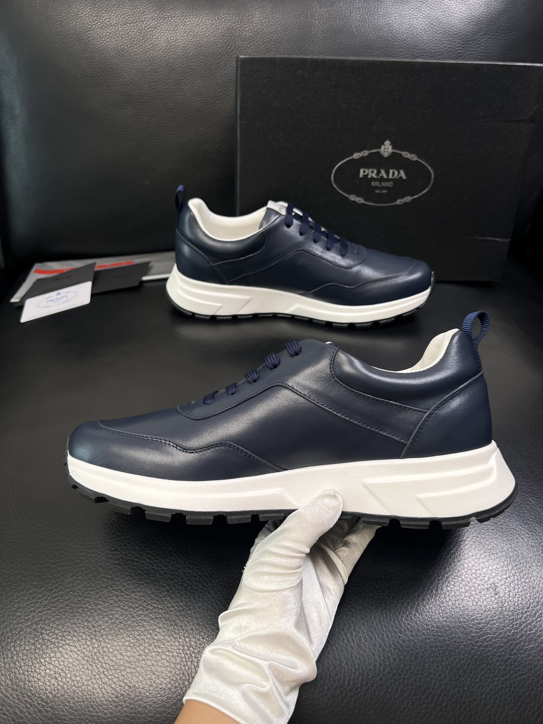 PRADA  高品质  顶级工艺品 普拉达 专柜同步 原厂配置，意大利进口原版牛皮，透气舒适进口水染牛里