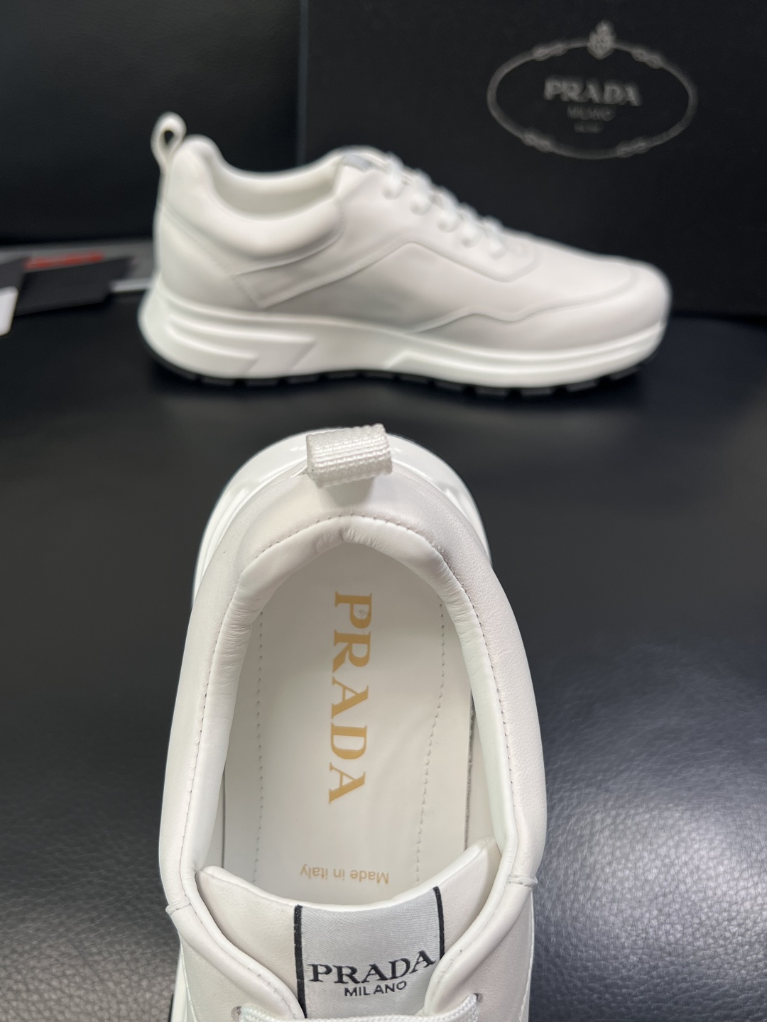 PRADA  高品质  顶级工艺品 普拉达 专柜同步 原厂配置，意大利进口原版牛皮，透气舒适进口水染牛里