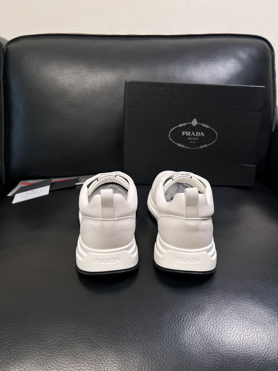 PRADA  高品质  顶级工艺品 普拉达 专柜同步 原厂配置，意大利进口原版牛皮，透气舒适进口水染牛里