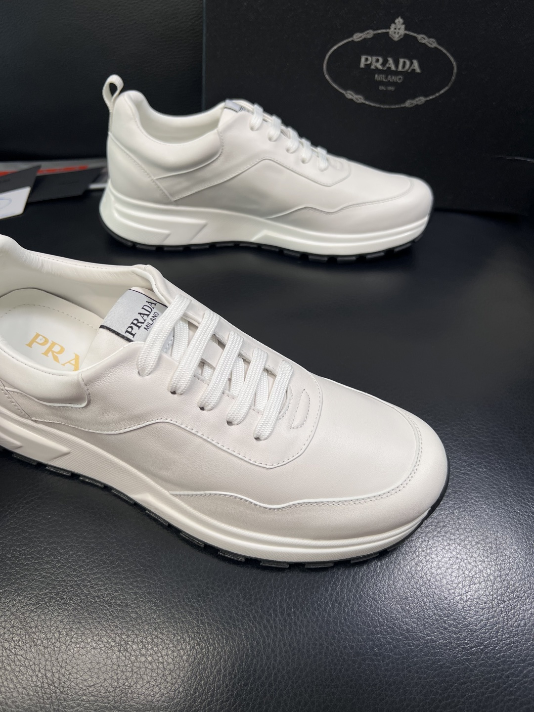 PRADA  高品质  顶级工艺品 普拉达 专柜同步 原厂配置，意大利进口原版牛皮，透气舒适进口水染牛里