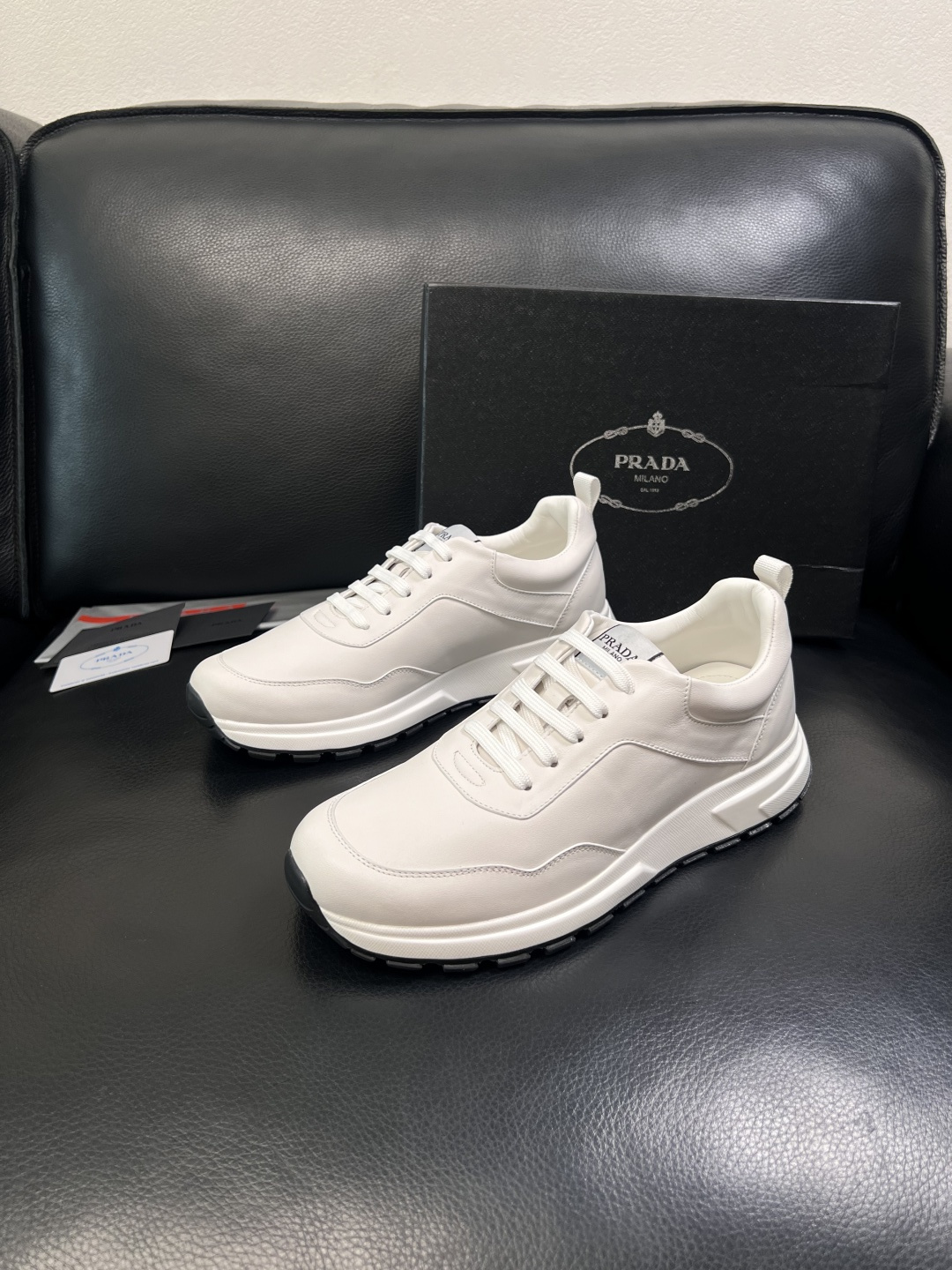 PRADA  高品质  顶级工艺品 普拉达 专柜同步 原厂配置，意大利进口原版牛皮，透气舒适进口水染牛里