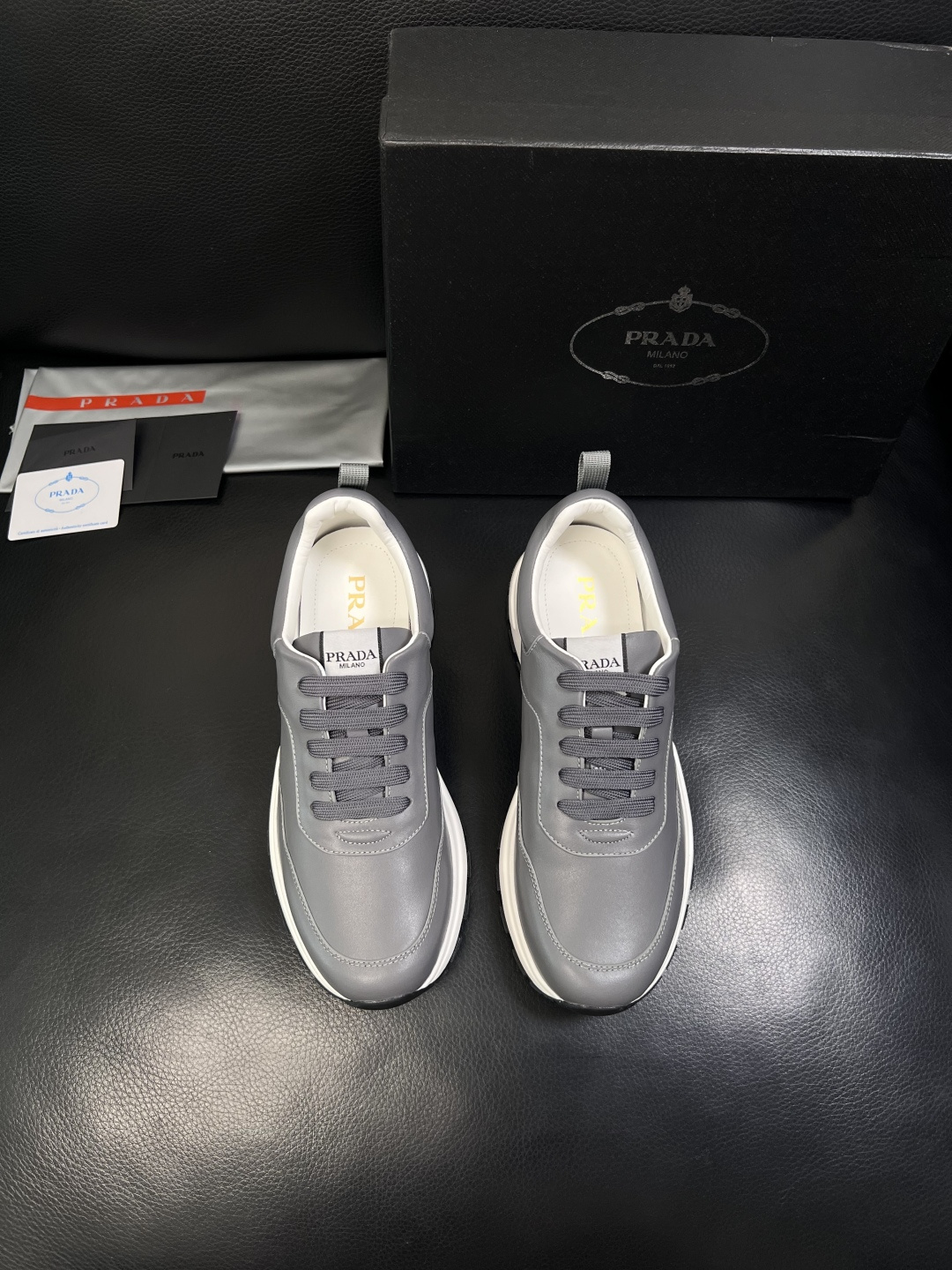 PRADA  高品质  顶级工艺品 普拉达 专柜同步 原厂配置，意大利进口原版牛皮，透气舒适进口水染牛里