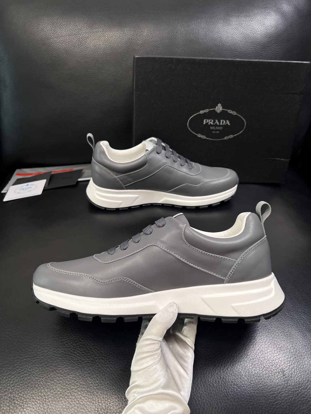 PRADA  高品质  顶级工艺品 普拉达 专柜同步 原厂配置，意大利进口原版牛皮，透气舒适进口水染牛里