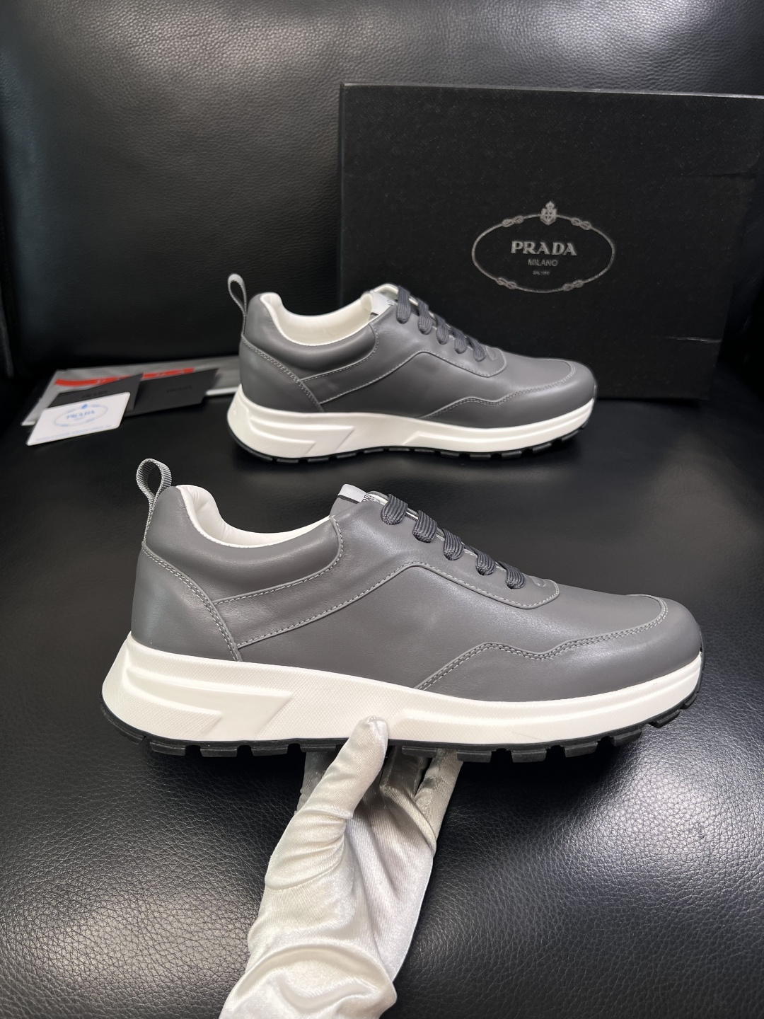 PRADA  高品质  顶级工艺品 普拉达 专柜同步 原厂配置，意大利进口原版牛皮，透气舒适进口水染牛里