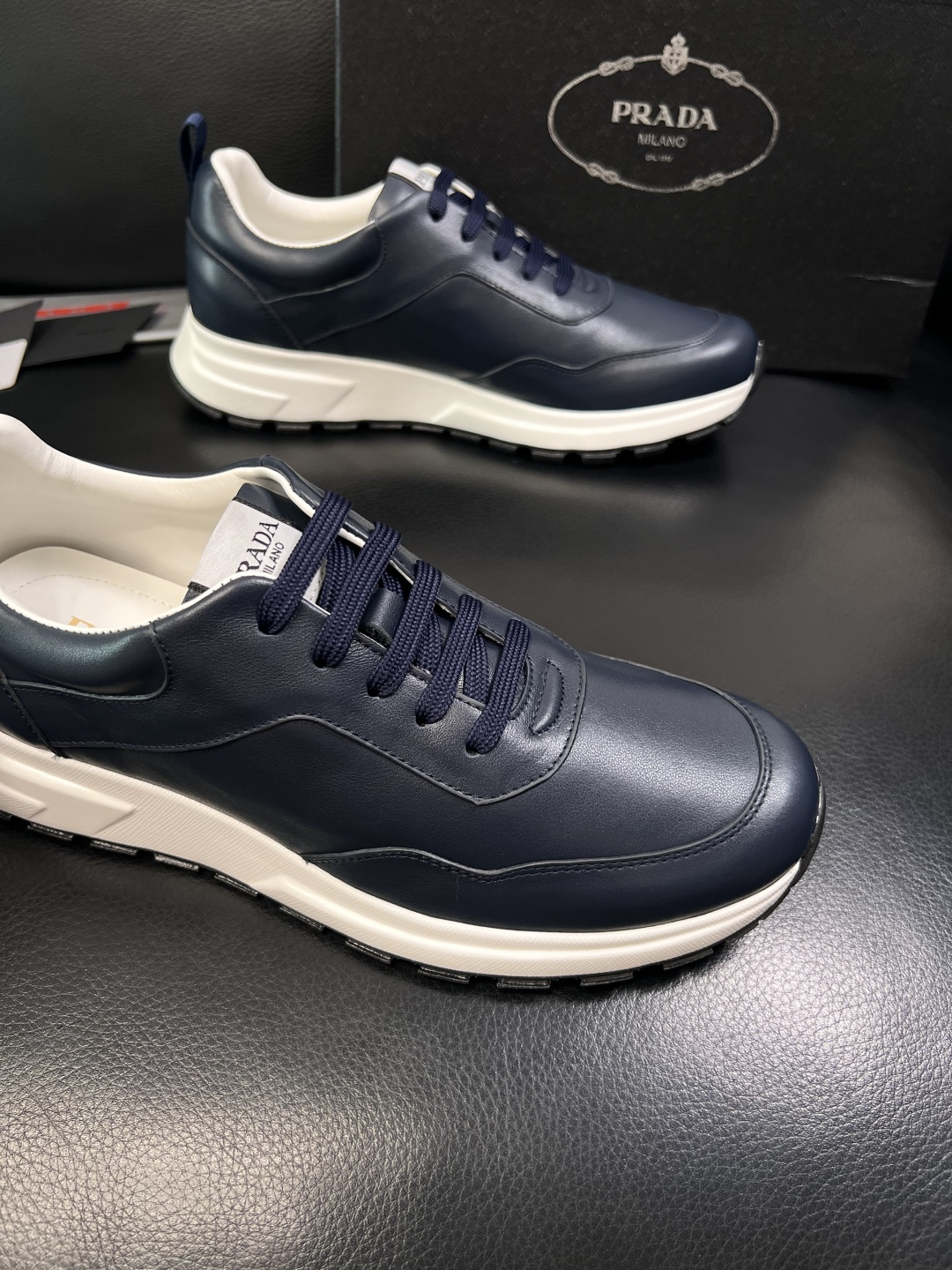 PRADA  高品质  顶级工艺品 普拉达 专柜同步 原厂配置，意大利进口原版牛皮，透气舒适进口水染牛里