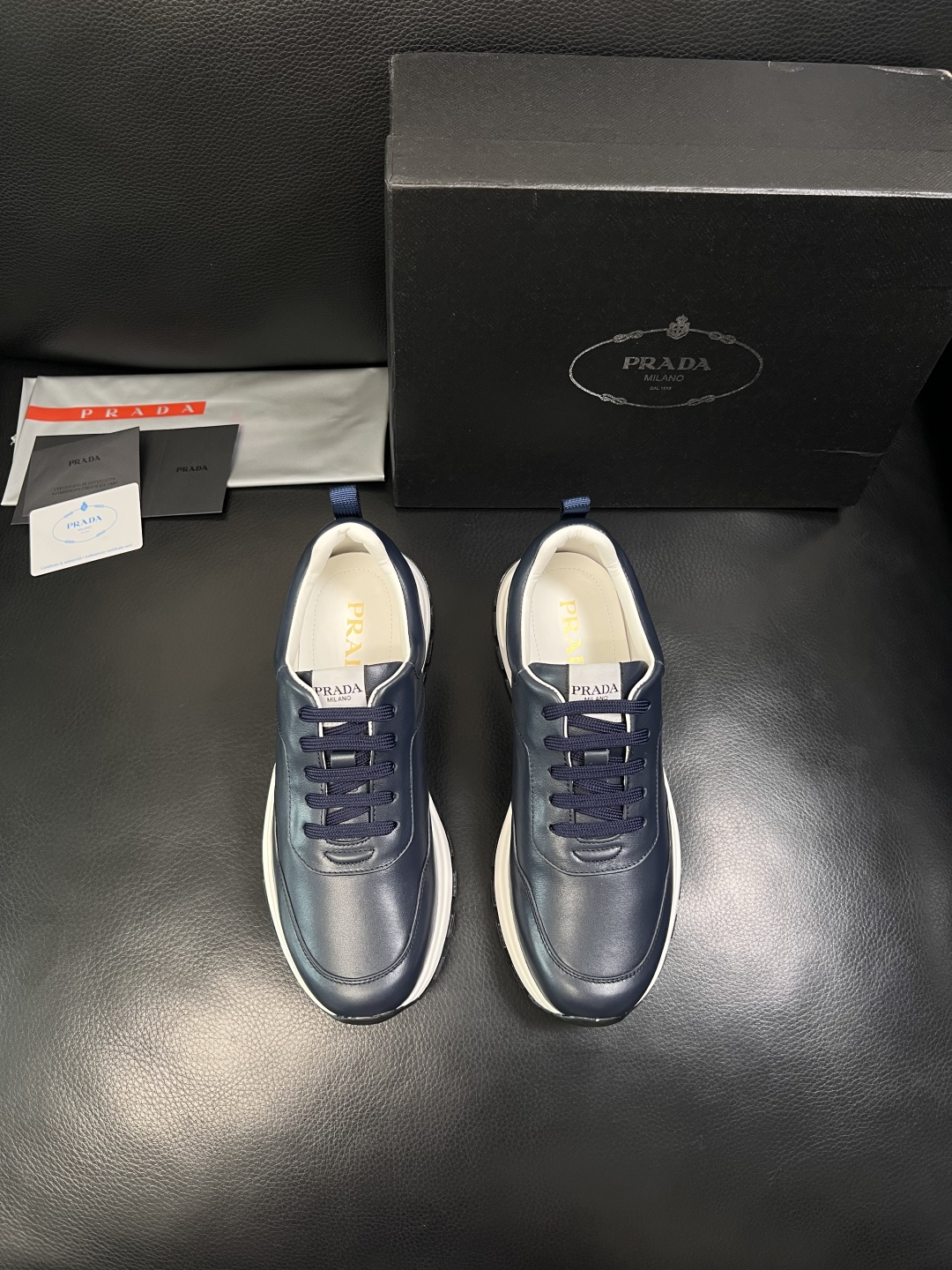 PRADA  高品质  顶级工艺品 普拉达 专柜同步 原厂配置，意大利进口原版牛皮，透气舒适进口水染牛里