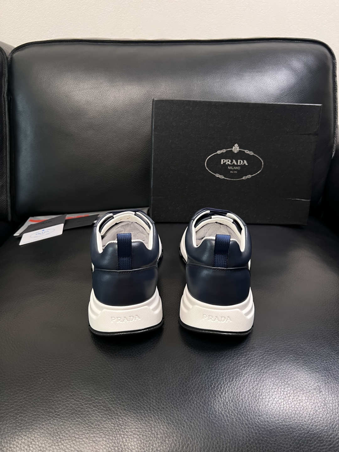 PRADA  高品质  顶级工艺品 普拉达 专柜同步 原厂配置，意大利进口原版牛皮，透气舒适进口水染牛里