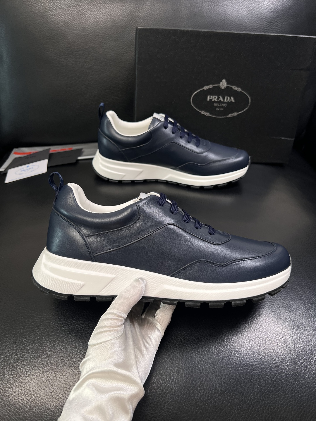 PRADA  高品质  顶级工艺品 普拉达 专柜同步 原厂配置，意大利进口原版牛皮，透气舒适进口水染牛里