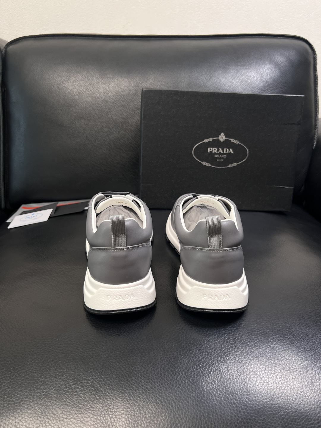 PRADA  高品质  顶级工艺品 普拉达 专柜同步 原厂配置，意大利进口原版牛皮，透气舒适进口水染牛里