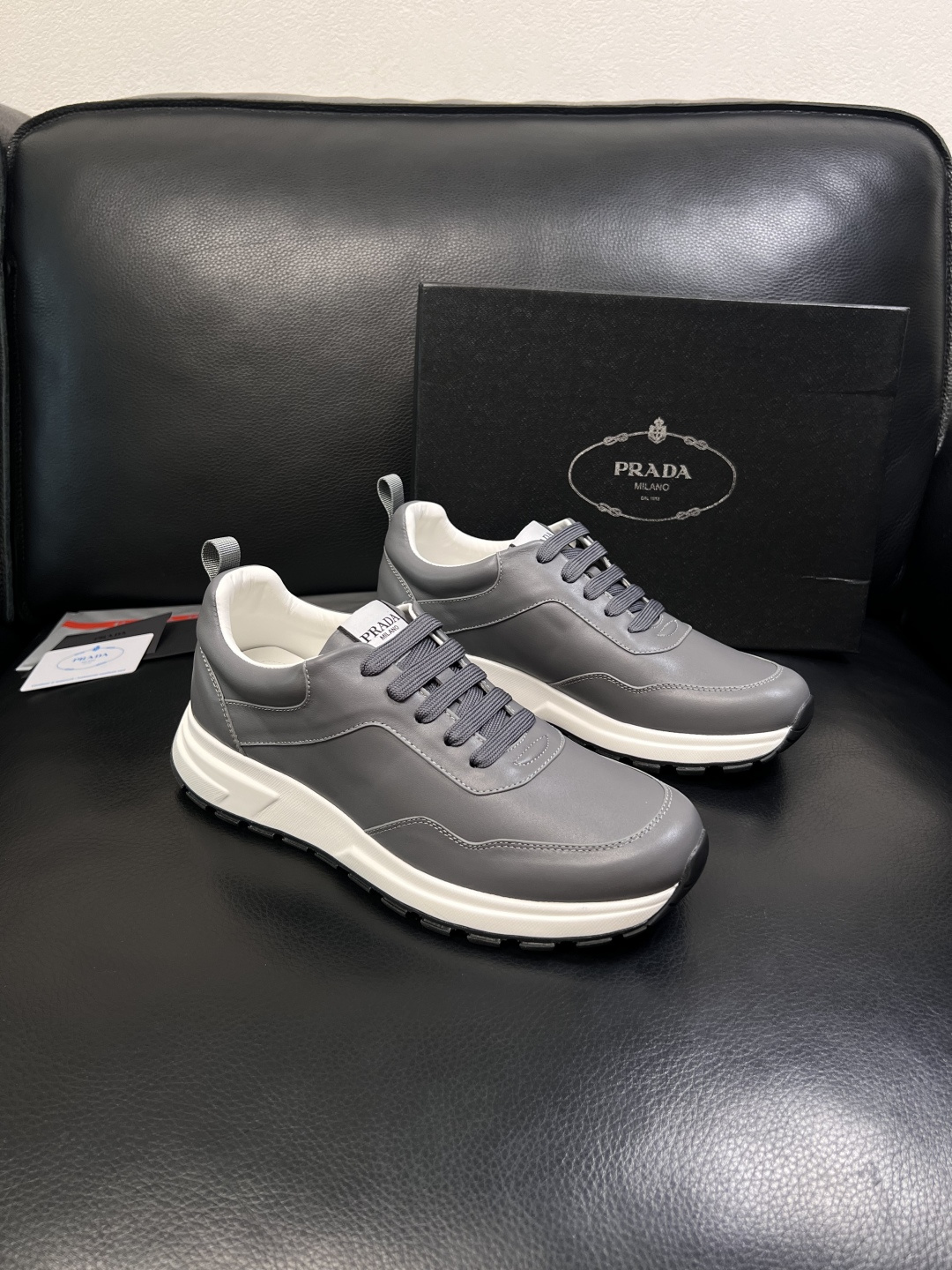 PRADA  高品质  顶级工艺品 普拉达 专柜同步 原厂配置，意大利进口原版牛皮，透气舒适进口水染牛里
