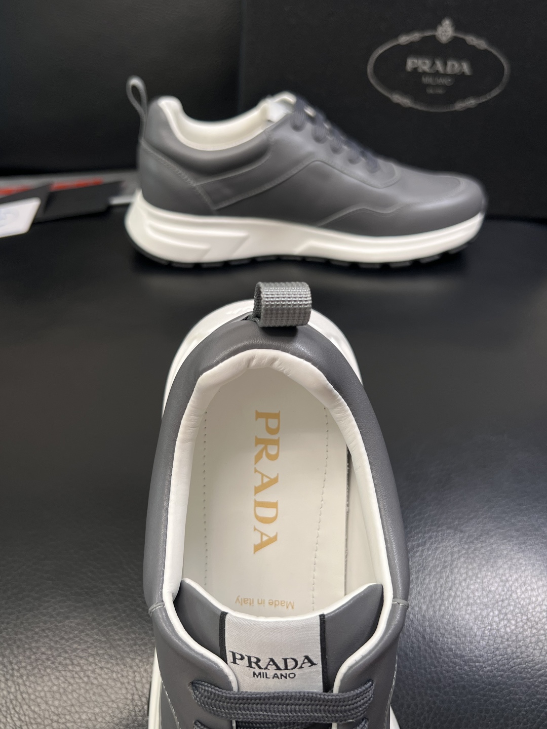 PRADA  高品质  顶级工艺品 普拉达 专柜同步 原厂配置，意大利进口原版牛皮，透气舒适进口水染牛里