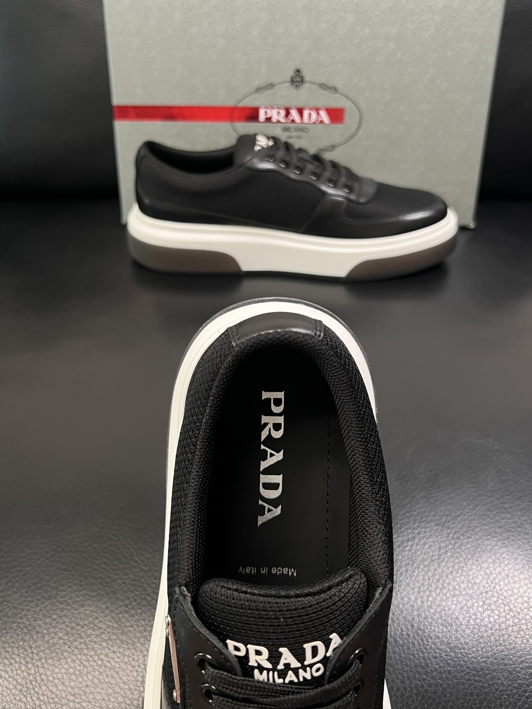 Prada  顶级工艺品，普拉达 专柜同步，原厂配置意大利进口牛皮面料，进口牛皮内里垫，透气舒适，鞋底：