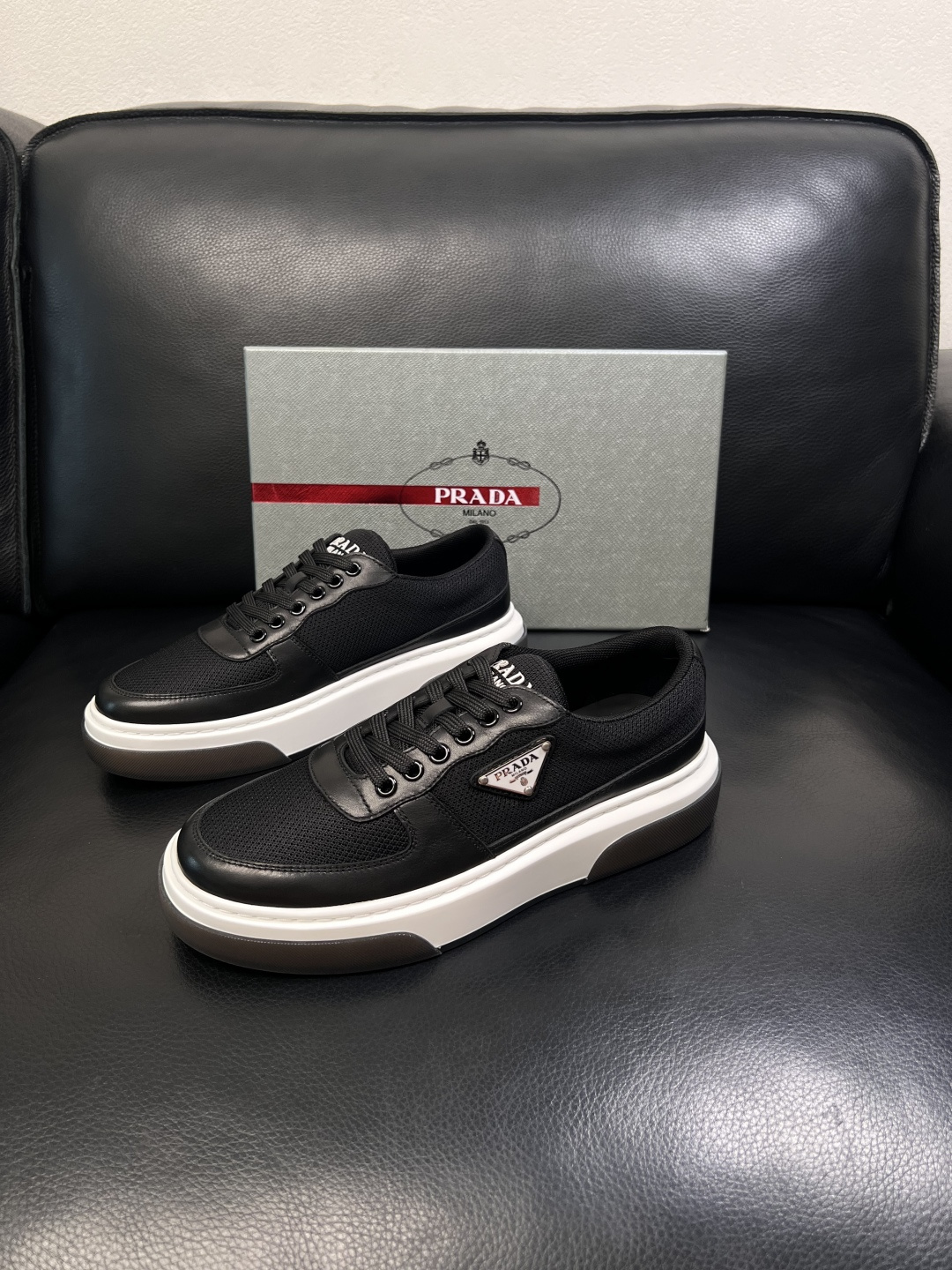 Prada  顶级工艺品，普拉达 专柜同步，原厂配置意大利进口牛皮面料，进口牛皮内里垫，透气舒适，鞋底：