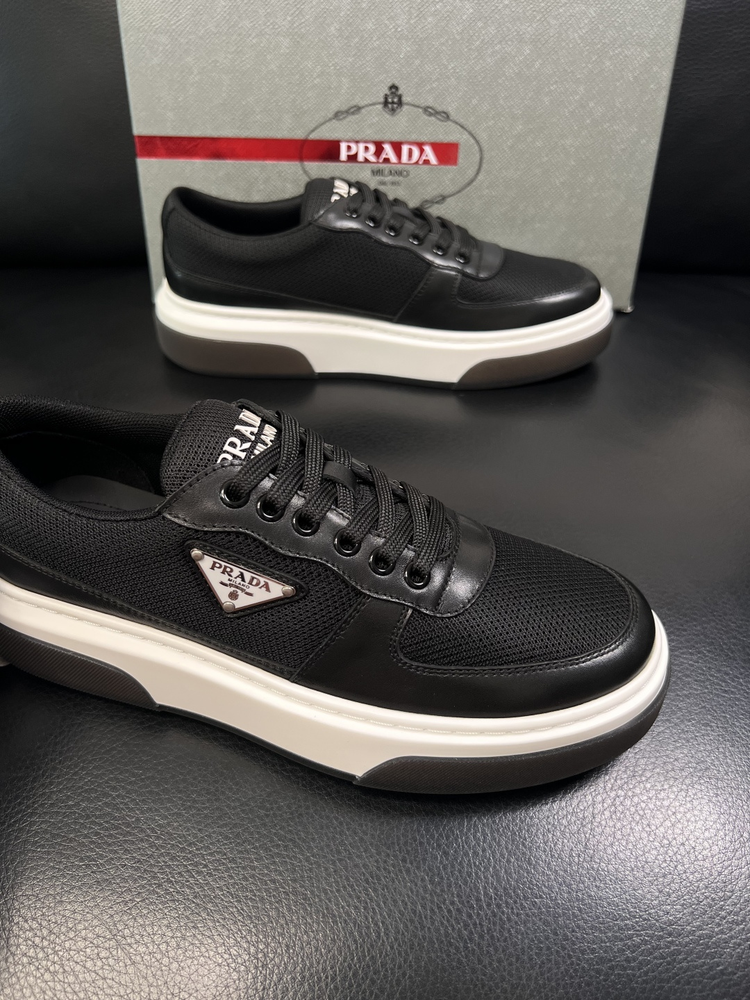 Prada  顶级工艺品，普拉达 专柜同步，原厂配置意大利进口牛皮面料，进口牛皮内里垫，透气舒适，鞋底：