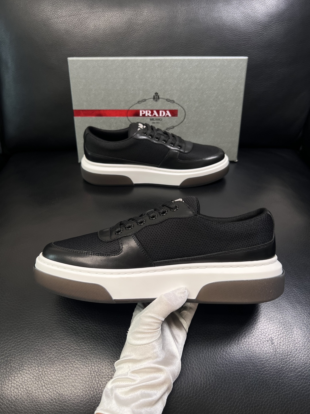 Prada  顶级工艺品，普拉达 专柜同步，原厂配置意大利进口牛皮面料，进口牛皮内里垫，透气舒适，鞋底：