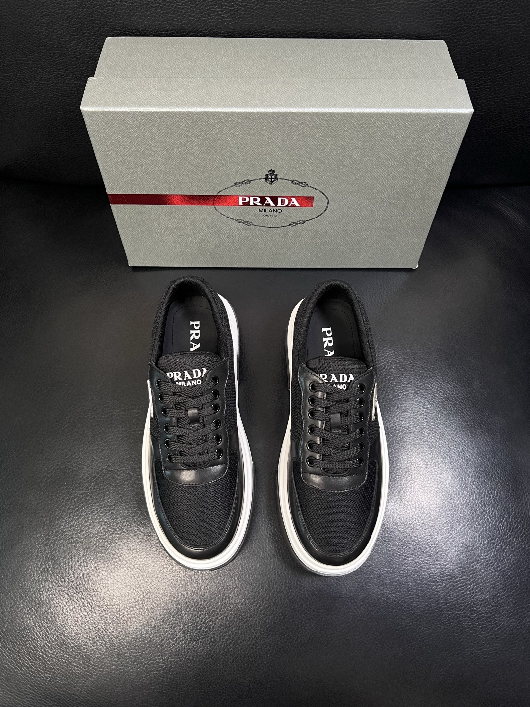 Prada  顶级工艺品，普拉达 专柜同步，原厂配置意大利进口牛皮面料，进口牛皮内里垫，透气舒适，鞋底：