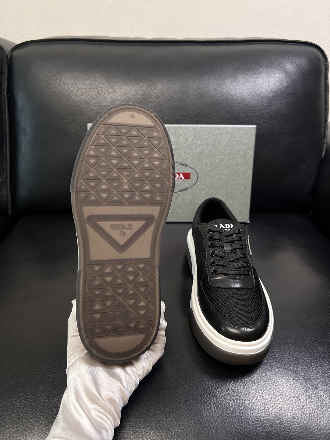 Prada  顶级工艺品，普拉达 专柜同步，原厂配置意大利进口牛皮面料，进口牛皮内里垫，透气舒适，鞋底：