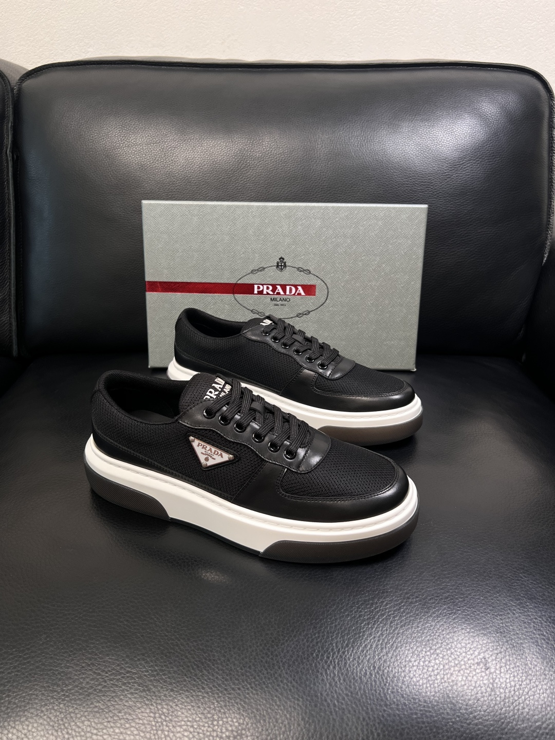 Prada  顶级工艺品，普拉达 专柜同步，原厂配置意大利进口牛皮面料，进口牛皮内里垫，透气舒适，鞋底：