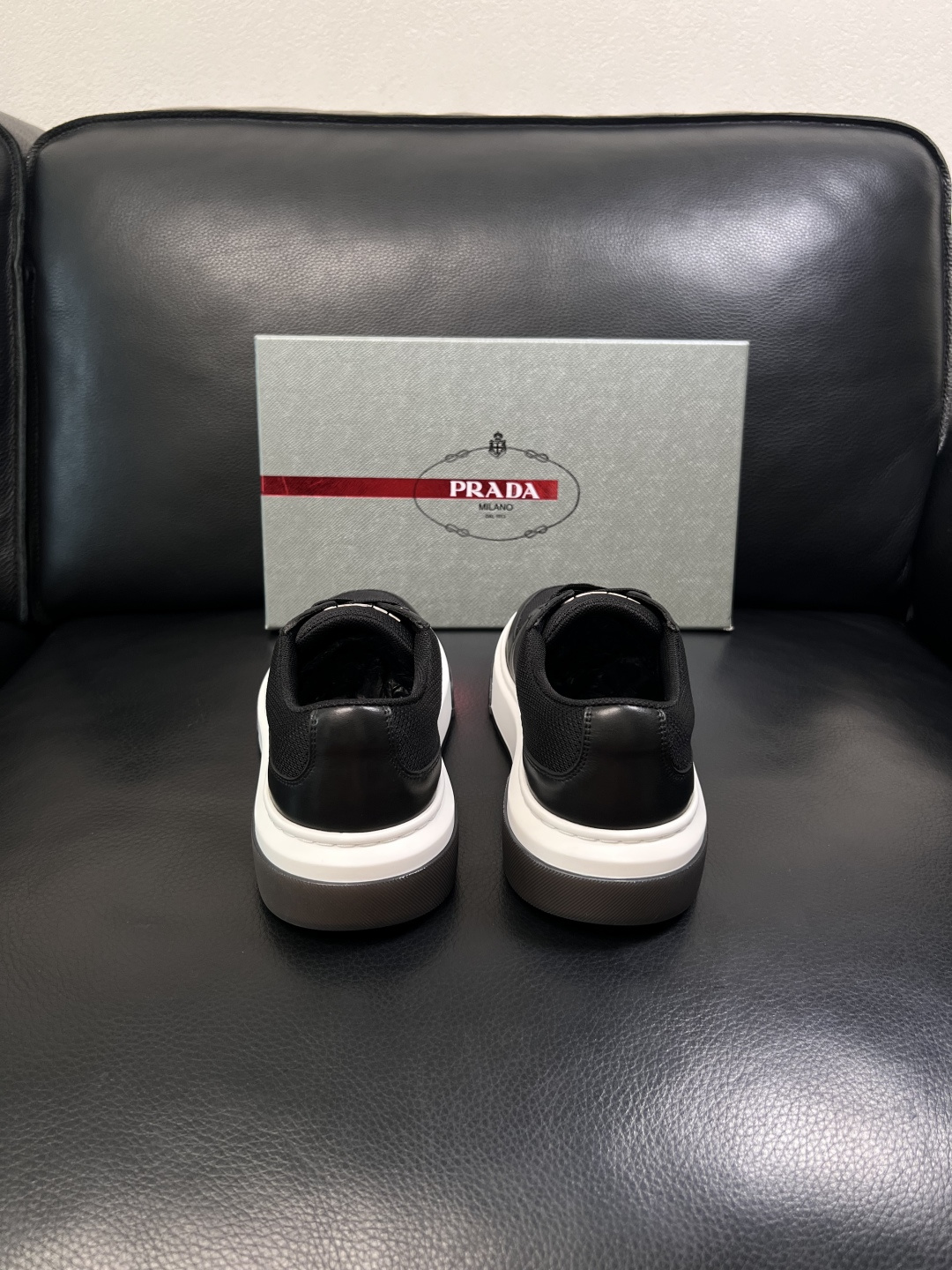 Prada  顶级工艺品，普拉达 专柜同步，原厂配置意大利进口牛皮面料，进口牛皮内里垫，透气舒适，鞋底：