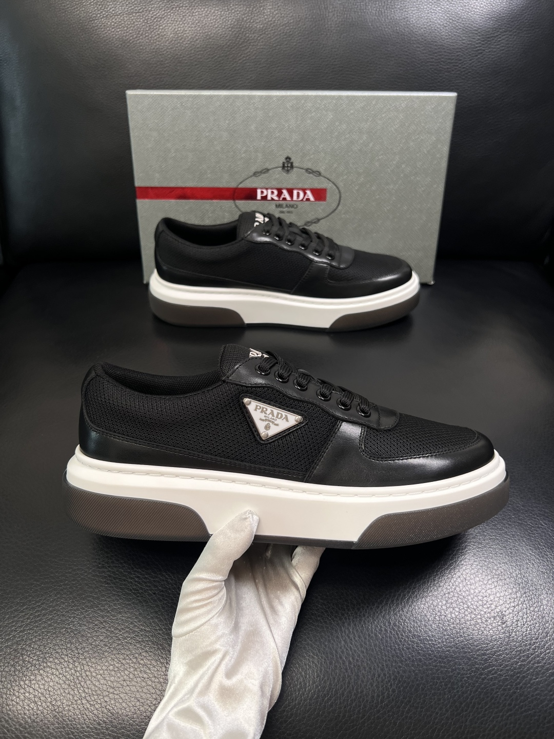 Prada  顶级工艺品，普拉达 专柜同步，原厂配置意大利进口牛皮面料，进口牛皮内里垫，透气舒适，鞋底：