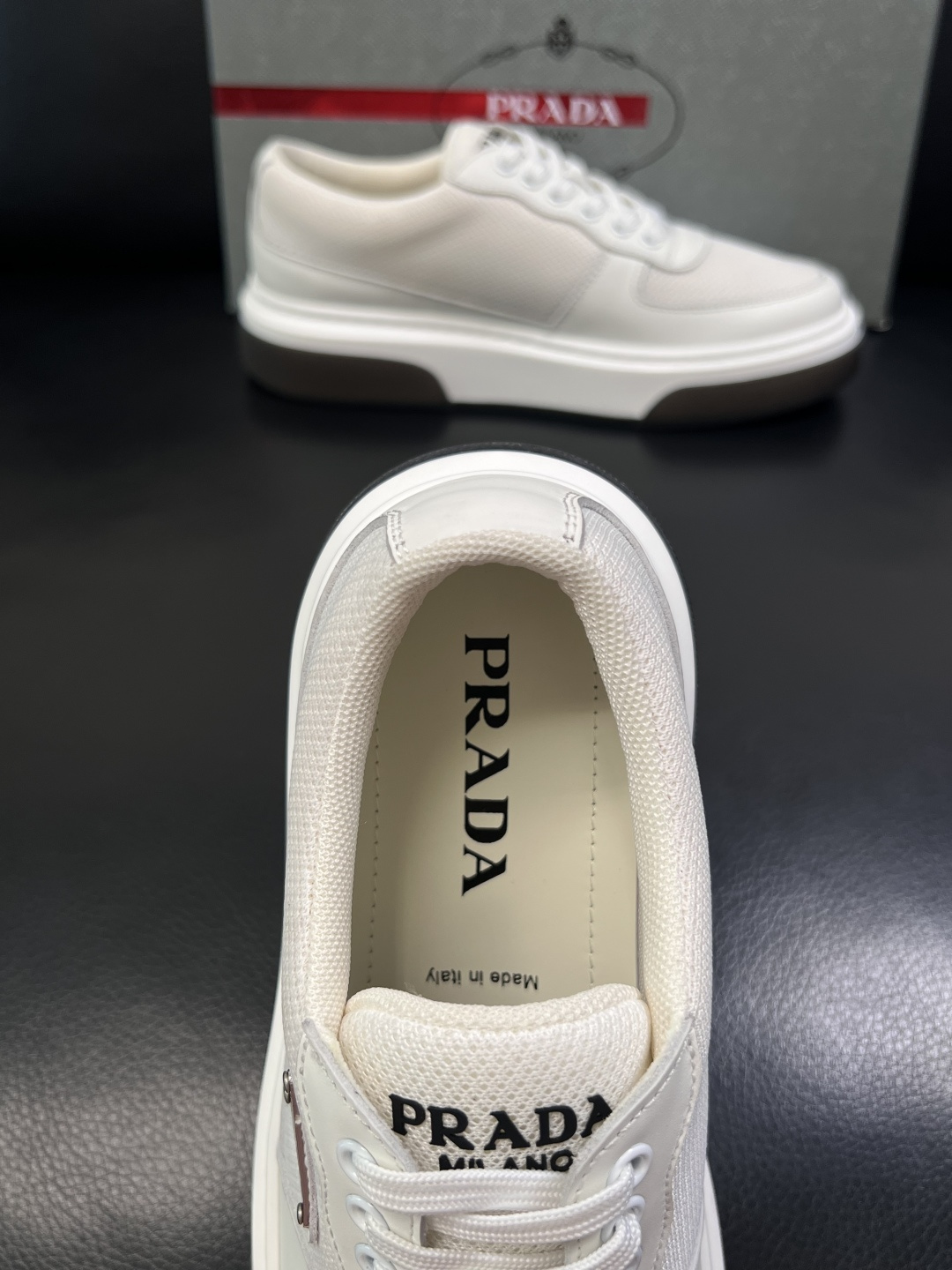Prada  顶级工艺品，普拉达 专柜同步，原厂配置意大利进口牛皮面料，进口牛皮内里垫，透气舒适，鞋底：