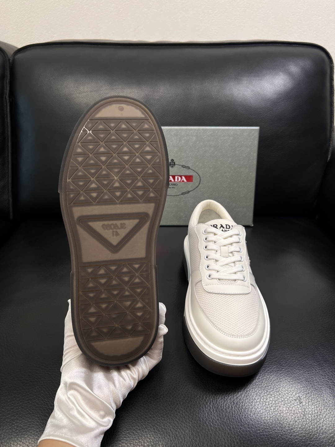 Prada  顶级工艺品，普拉达 专柜同步，原厂配置意大利进口牛皮面料，进口牛皮内里垫，透气舒适，鞋底：