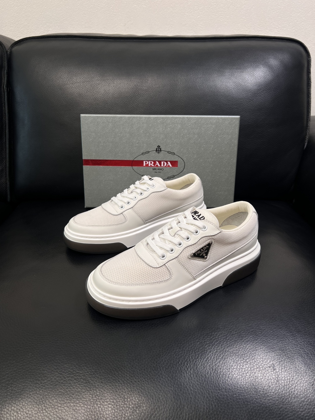 Prada  顶级工艺品，普拉达 专柜同步，原厂配置意大利进口牛皮面料，进口牛皮内里垫，透气舒适，鞋底：